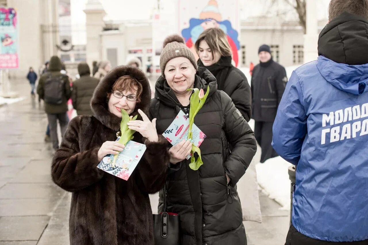 Праздник в городе. С праздником молодежи. Акция лица России.