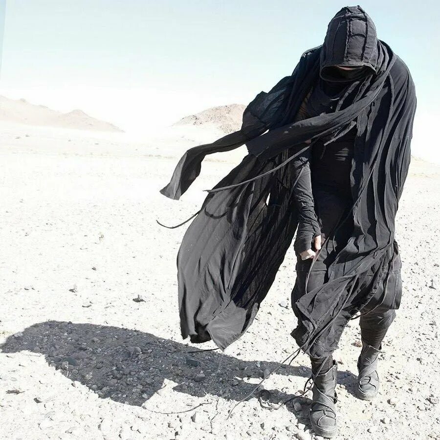 Плащ путник. Человек в плаще с капюшоном. Пропал арт. Странник в плаще. Кейп накидка с капюшоном мужская.