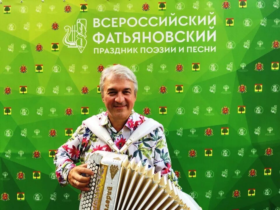 Семин играет на баяне. Семин баянист.