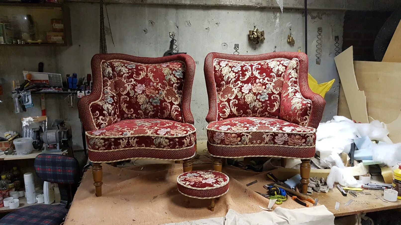 Старая мягкая мебель. Обивка мягкой мебели до и после. Старый кожаный диван. Обшивка мебели. Обивка мягкой мебели до и после.