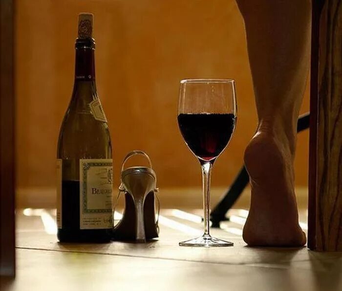 Фотосессия с вином. Девушка с бутылкой вина. Бокал вина. Девушка с вином. Так хотел он его вина пусть