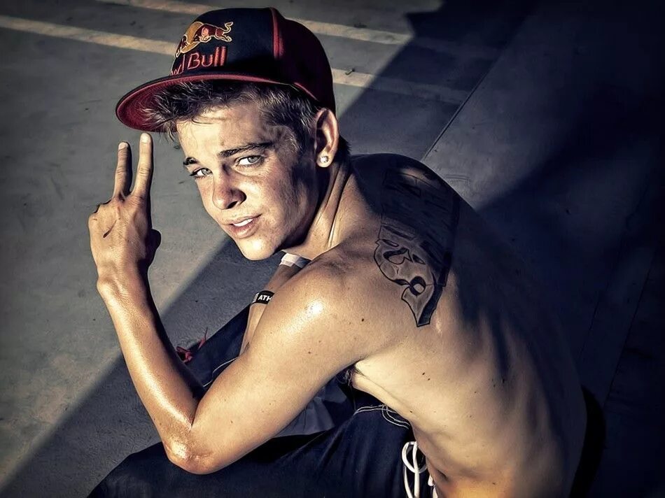 Парень хулиган. Пацан возле машины. Пацаны в адидасе. Хулиган 18. Пацаны и стволы.