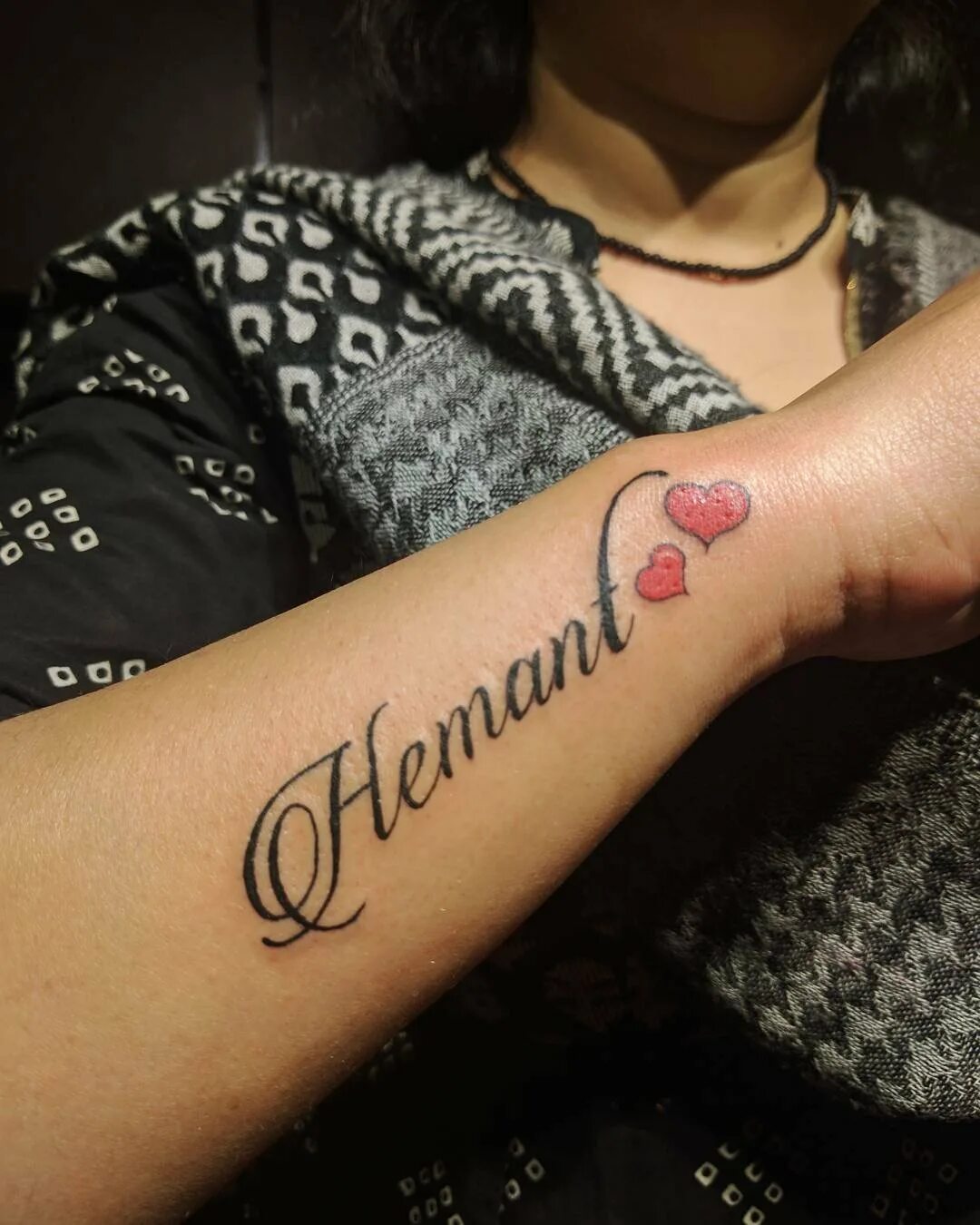 Тату имена девушек. Тату имена детей на руке. Тату с именем девушки. Тату с именами детей. Тату имена девушек.