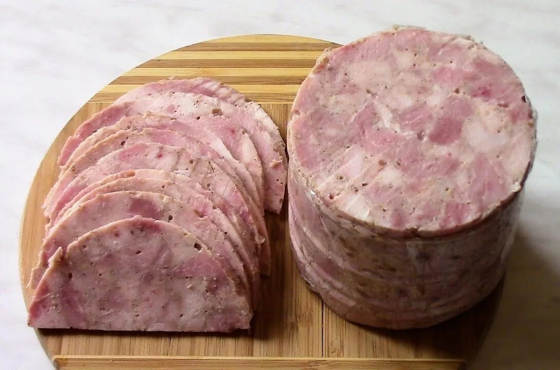 Колбаса в ветчиннице. Ветчина куриная. Домашняя ветчина из свинины. Куриная ветчина в ветчиннице. Ветчина из курицы.