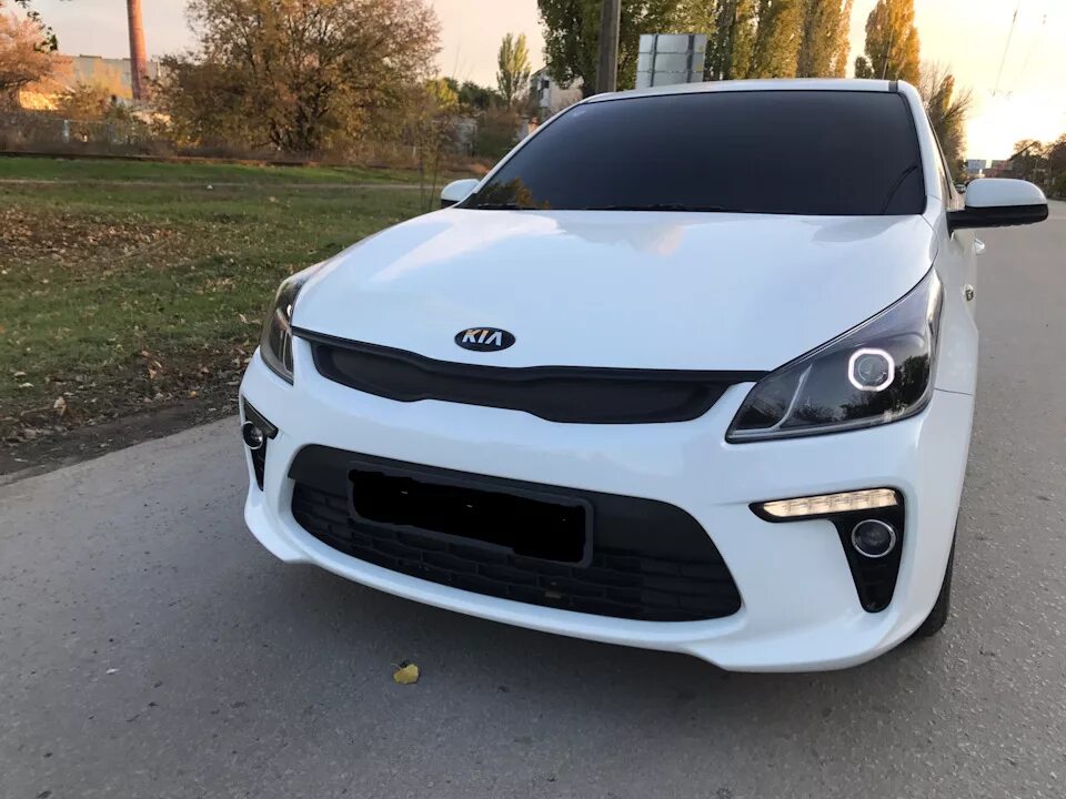 Kia Rio 4 yuroltuning. Kia Rio 4 обвес. Киа Рио 2018 обвес. Kia Rio 4 Tuning белый. Тюнингованные рио