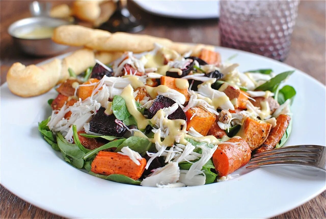 Салат с крабовым мясом. Салат с крабом натуральным. Средиземноморский салат с крабом. Салат с камчатским крабом и овощами.