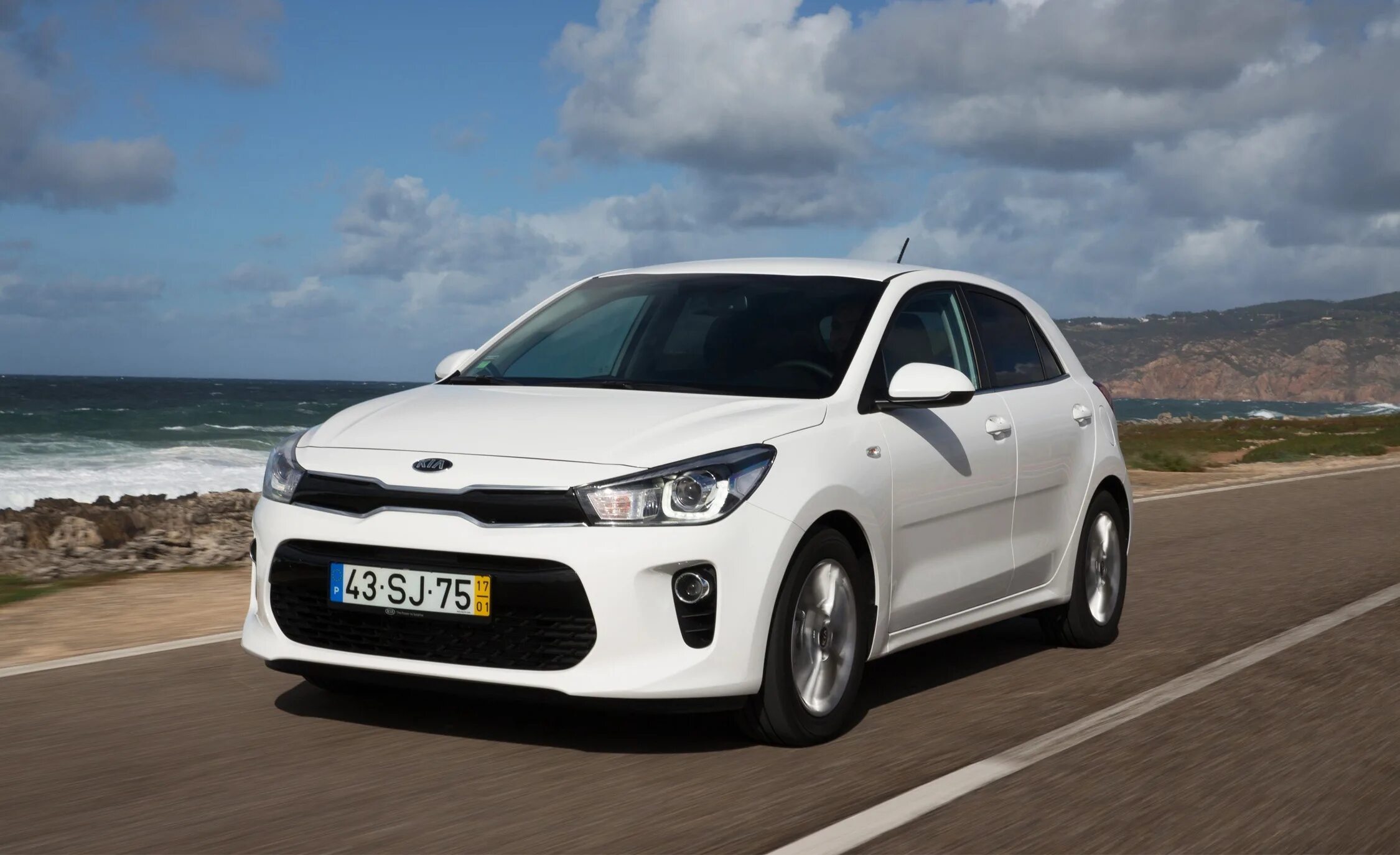 Рио 4 хэтчбек. Киа Рио 2018. Киа Рио хэтчбек 2018. White Kia Rio 2018. Kia Rio 2018 Hatchback.