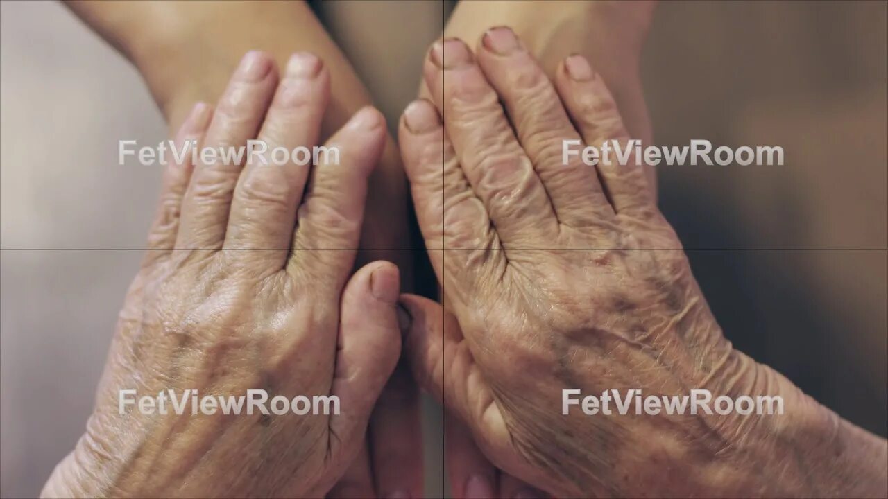 Бабушкины руки. Grandmas hand. Бабушкины руки. Застрявшие кольца на пальцах ужасные картинки. Бабушкины руки.