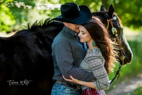 Engagement Photo #westernbride #southdakota #cowboygroom #engagement #weddi...