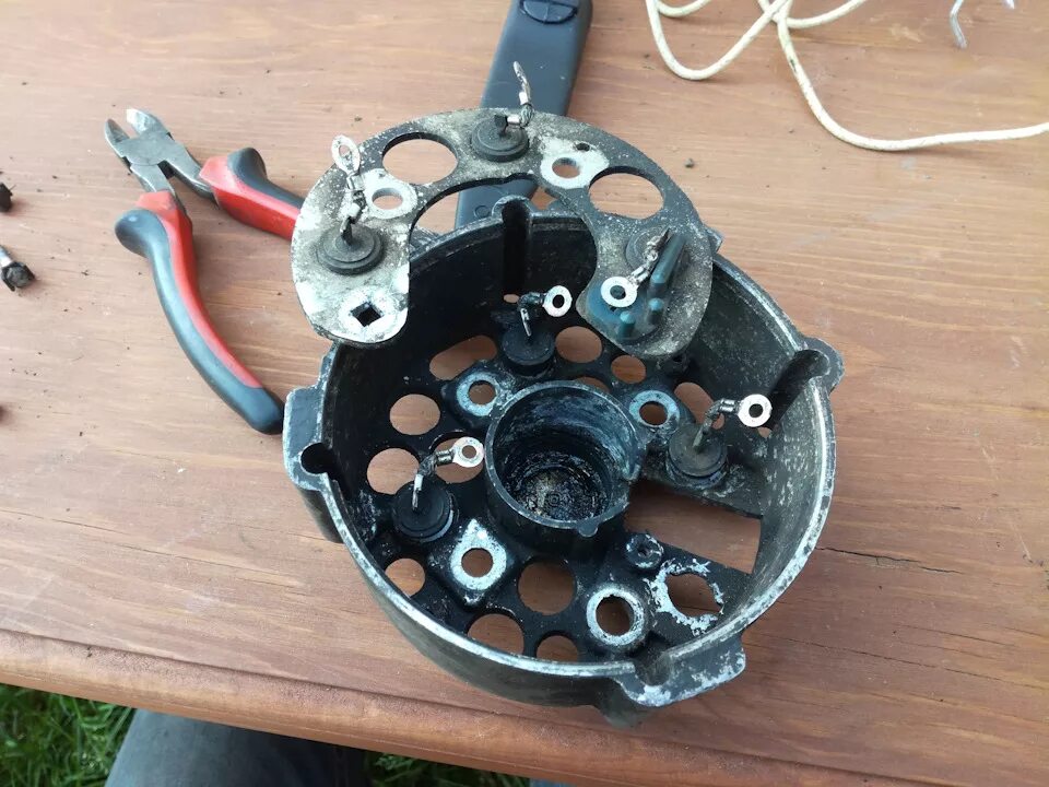 Диодный мост генератора приора 140а. Генератор синусоидальных колебаний с мостом вина. Принципиальная схема генератора на авто. Мостовой генератор. Генератор на мосте вина схема.