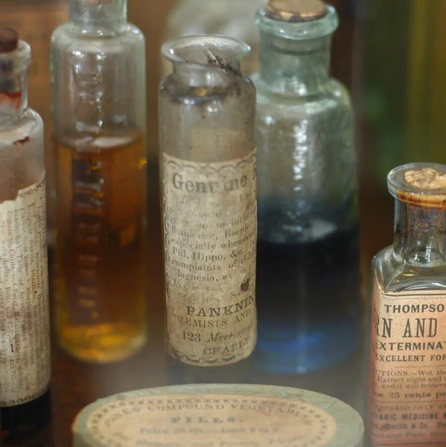 Лекарства древности. Старинные бутылочки для лекарств. Стеклянные флаконы для лекарств. Лекарство в стеклянных бутылочках. Старинные аптекарские принадлежности.