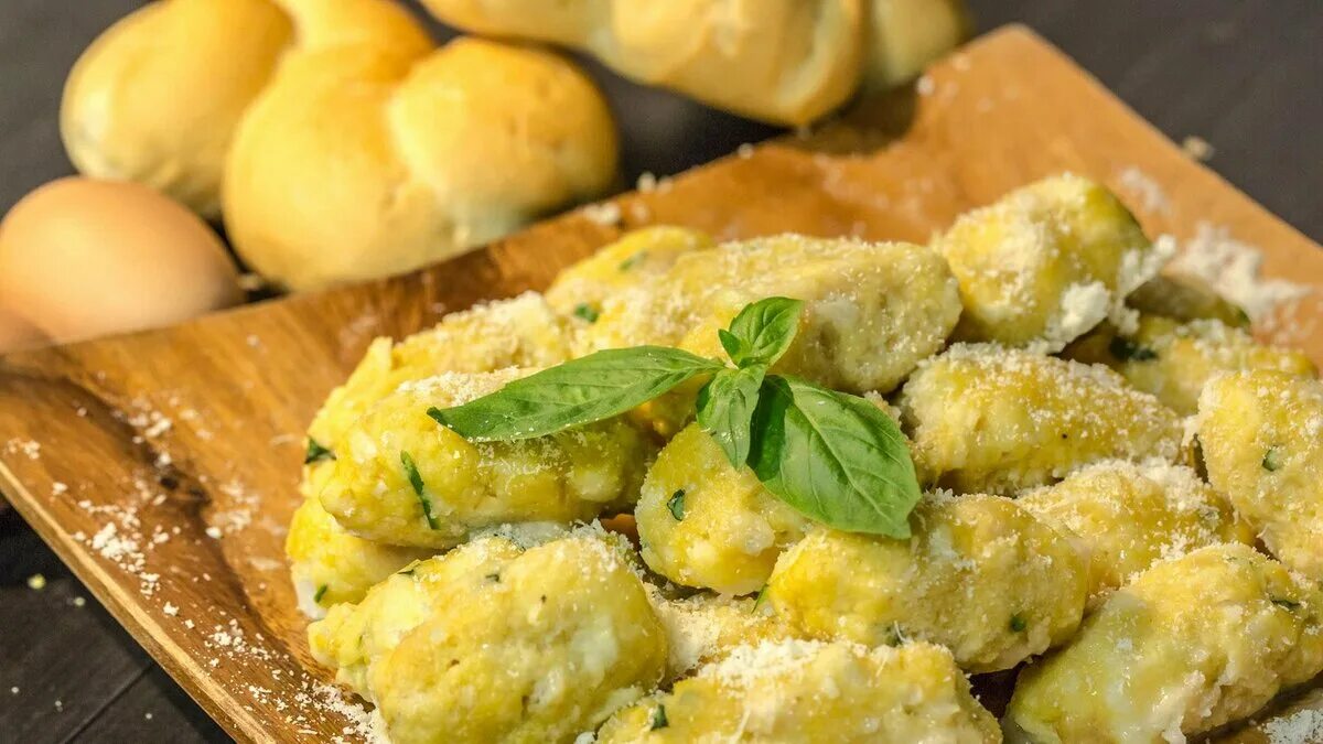 Ньокки (итал. Gnocchi) — итальянские клецки,. Ньоки картофельные ньокки. Картофельные клецки ньокки. Ньокки (клёцки из картофеля). Клецки из муки и воды рецепт