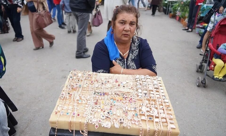 цыганка на рынке. цыганка на базаре. цыгане продают. цыганки на улице. цыганский рынок.