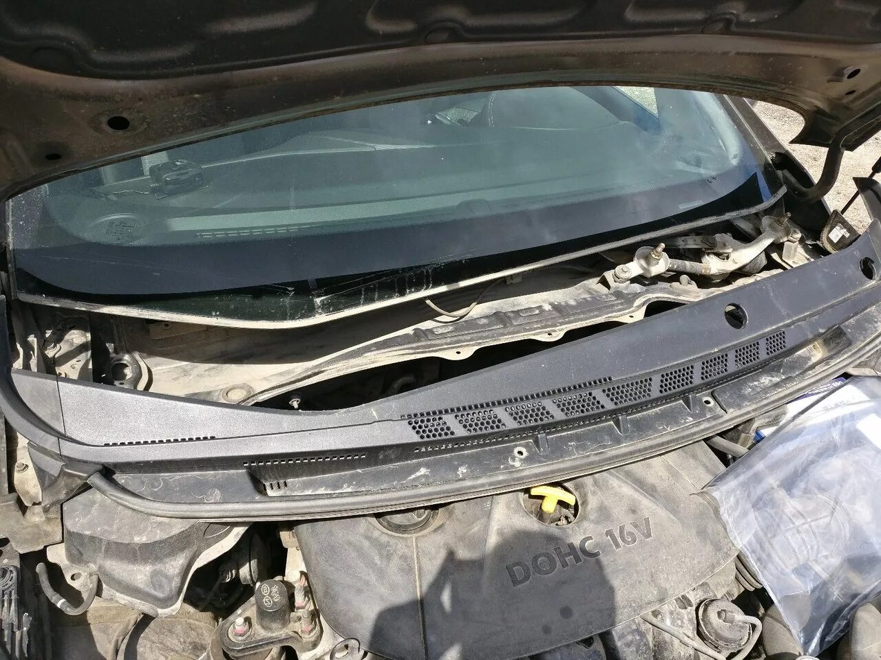 Уплотнитель между лобовым и накладкой (Жабо) - KIA Rio (3G), 1,4 л, 2012 года св