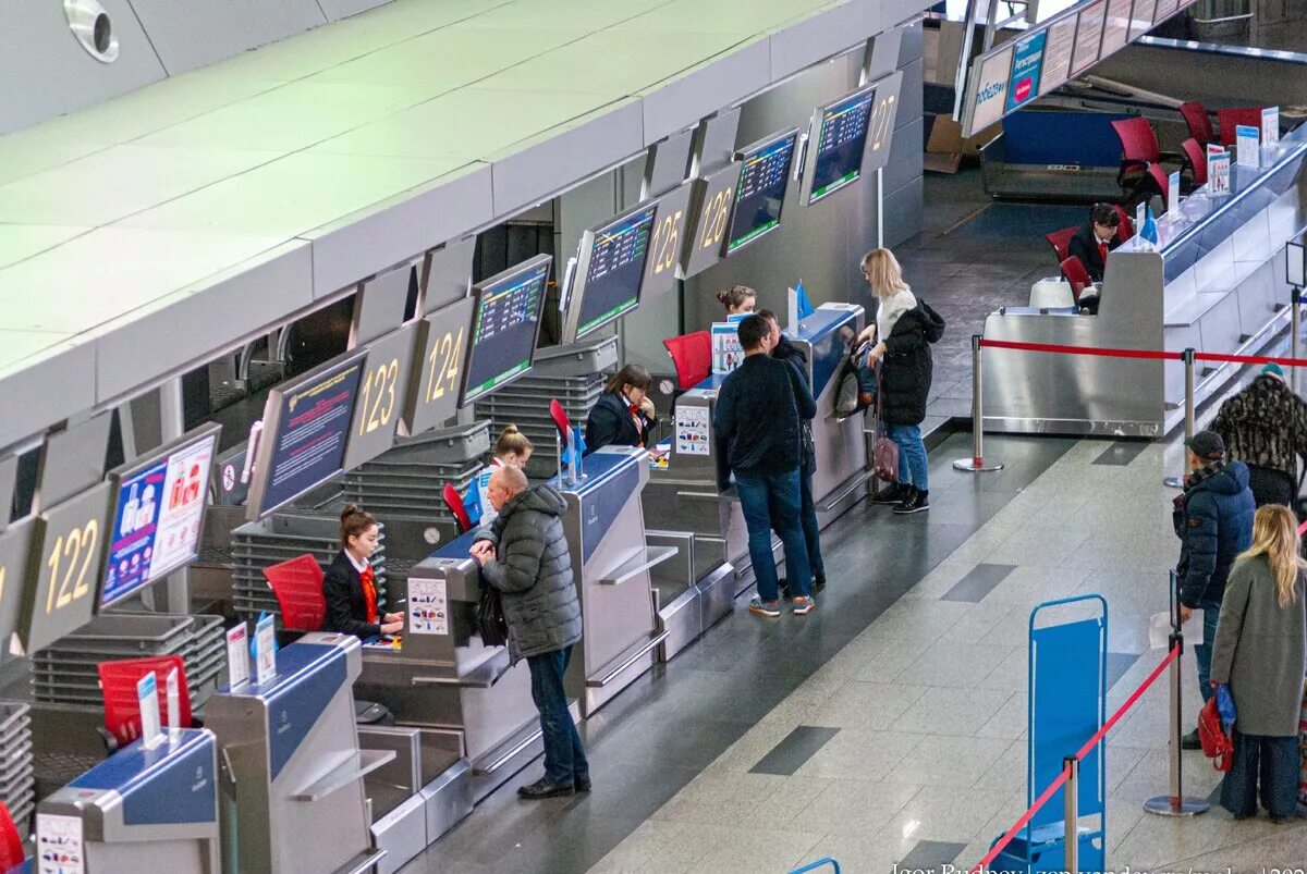 Аэропорт победа. Стойки Победы во Внуково. Стойка регистрации в аэропорту Внуково. Стойка регистрации Внуково.