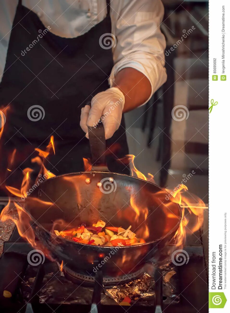 Повар огонь. Шеф повар огонь. Повар обжегся. Ожоги у поваров.