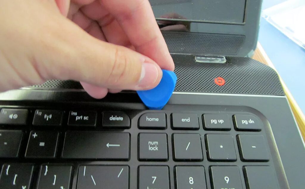 Как сменить клавиатуру на ноутбуке. Снятие клавиатуры с ноутбука. Чистка кнопок ноутбука. Чистка клавиатуры ноутбука HP. Чистка клавиатуры ноутбуков.