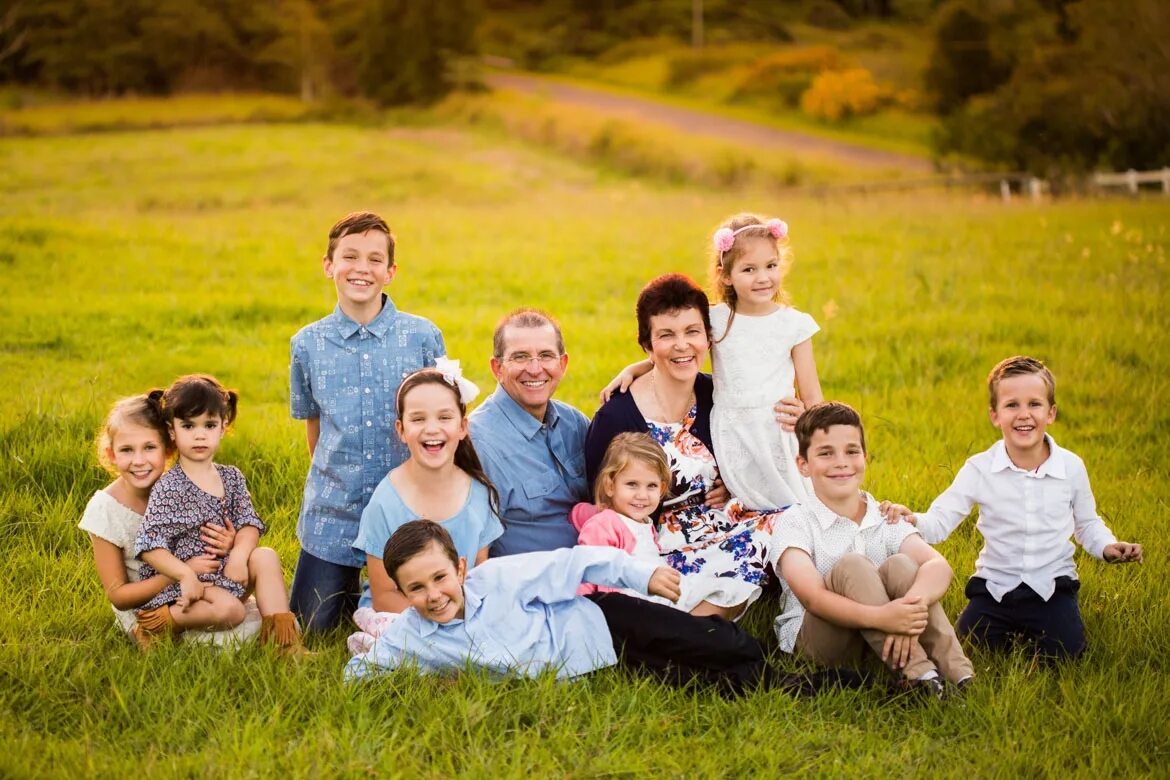 Like a big family. Семейная фотосессия. Фотография семьи. Семейный портрет на природе. Классическая семейная фотосессия.