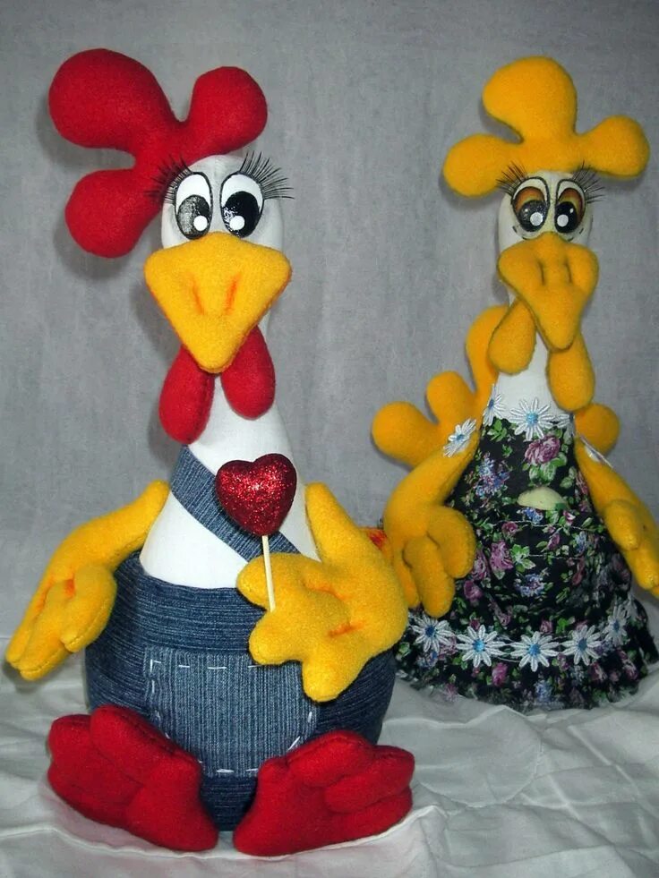 Курочки и петушки из ткани. Петушки своими руками. Новогодняя игрушка петушок. Курица из ткани. Текстильная игрушка петух.
