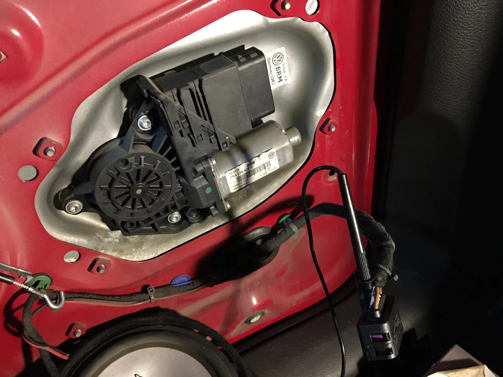 Замок сдвижной двери кадди. Замок крышки багажника vw caddy. Кэдди сдвижная дверь инструмент для снятия замка. Не открывается дверь фольксваген кадди. Не открывается дверь фольксваген кадди.