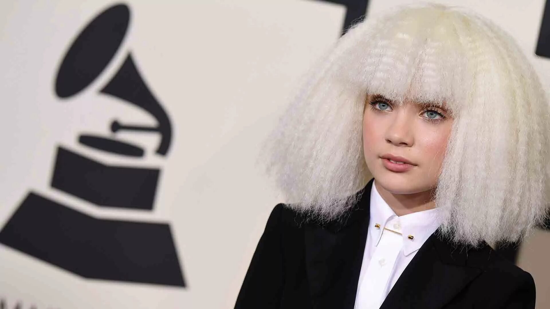 Мэдди зиглер 2023. Дочка sia. Сиа 2015. Мэдди зиглер sia. Сия и ее девушка.