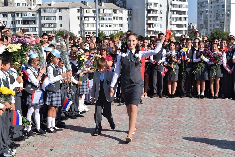 7 школа симферополь. м. 4 школа симферополь. какие школы в симферополе. линейка в школе.