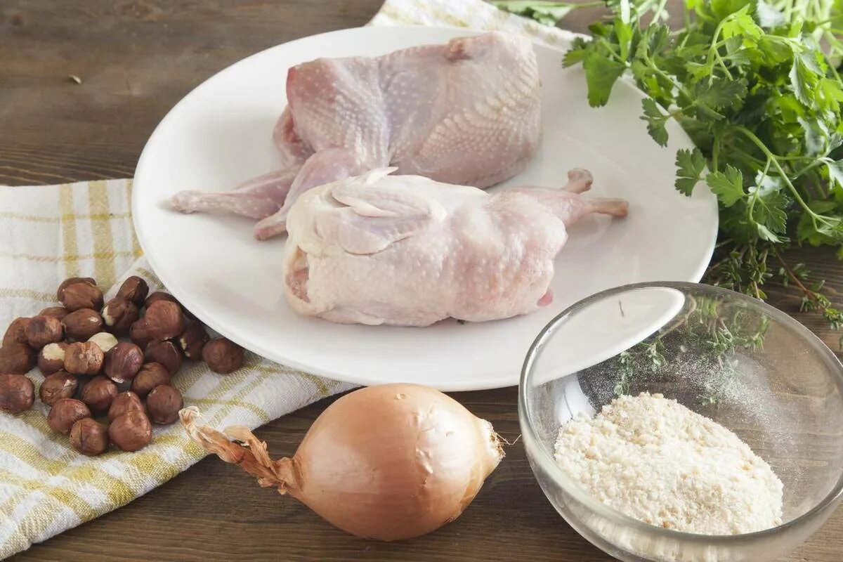 Перепелка какое мясо. Перепелиное мясо. перепелка фаршированная. перепелиное мясо для детей.