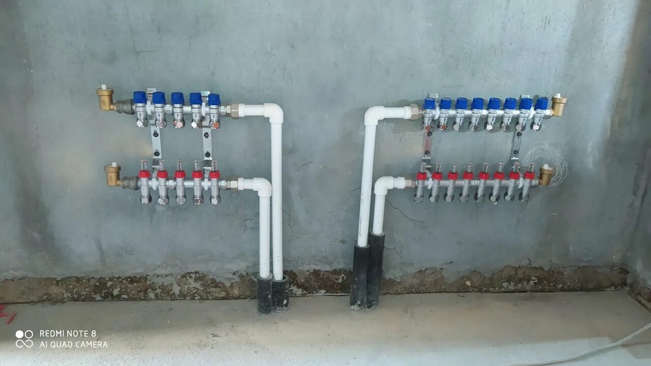 Комплект для прямого соединения коллектора с трубопроводом. Гребенки отопления 2 этажного дома. Две гребенки располагаются друг за другом. Крепеж для гребенки водоснабжения. Гребёнка распределительная диаметр 159 для систем отопления.