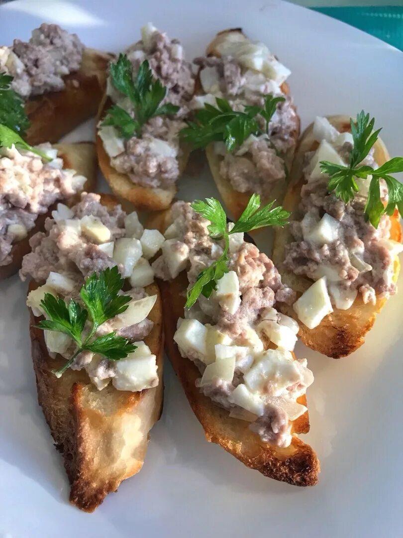 Рецепт вкусных бутербродов с печенью трески. Брускетта с печенью трески. брускетты с печенью трески. брускетта с печенью трески и яйцом. брускеты с печатью трески.