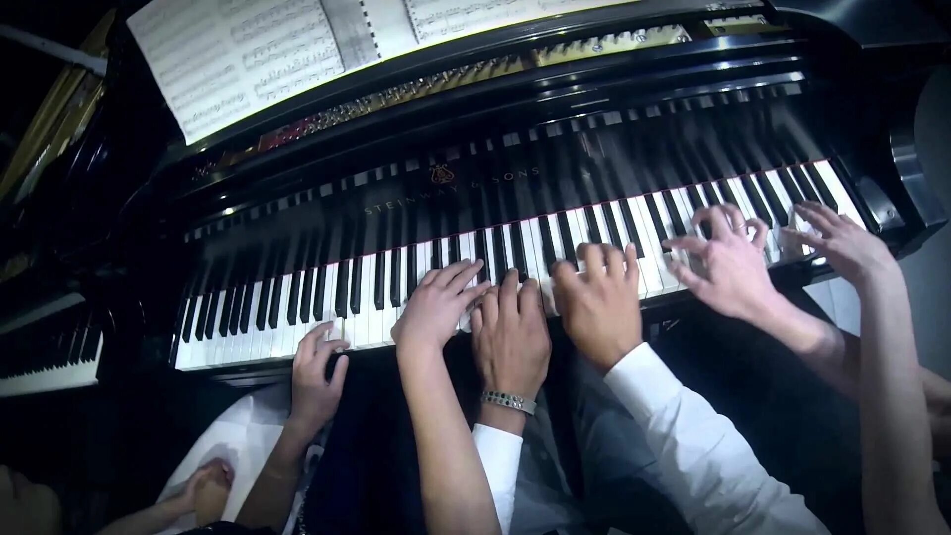 Фортепиано 8 рук. Руки на клавишах пианино. Пианино в четыре руки. Руки на пианино. Руки на фортепиано.