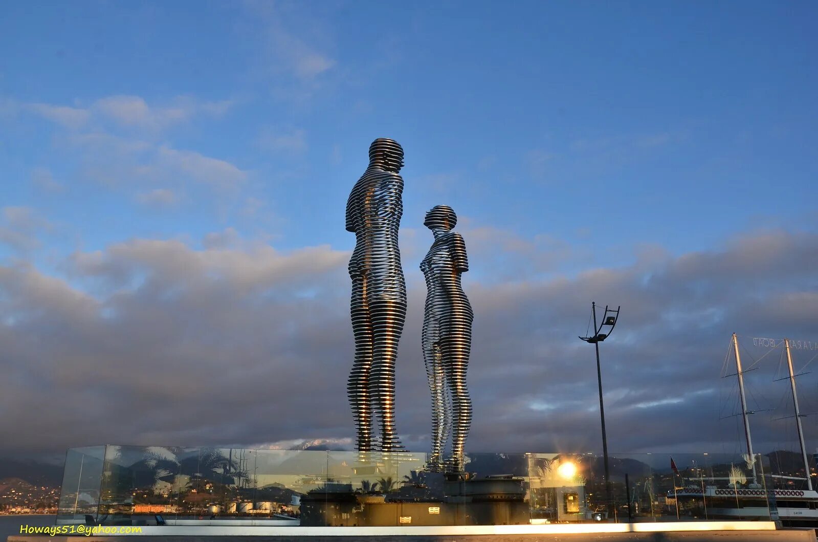 Статуя в грузии. Скульптура любви «али и нино». Али и нино батуми. Памятник али и нино. Достопримечательности батуми али и нино.