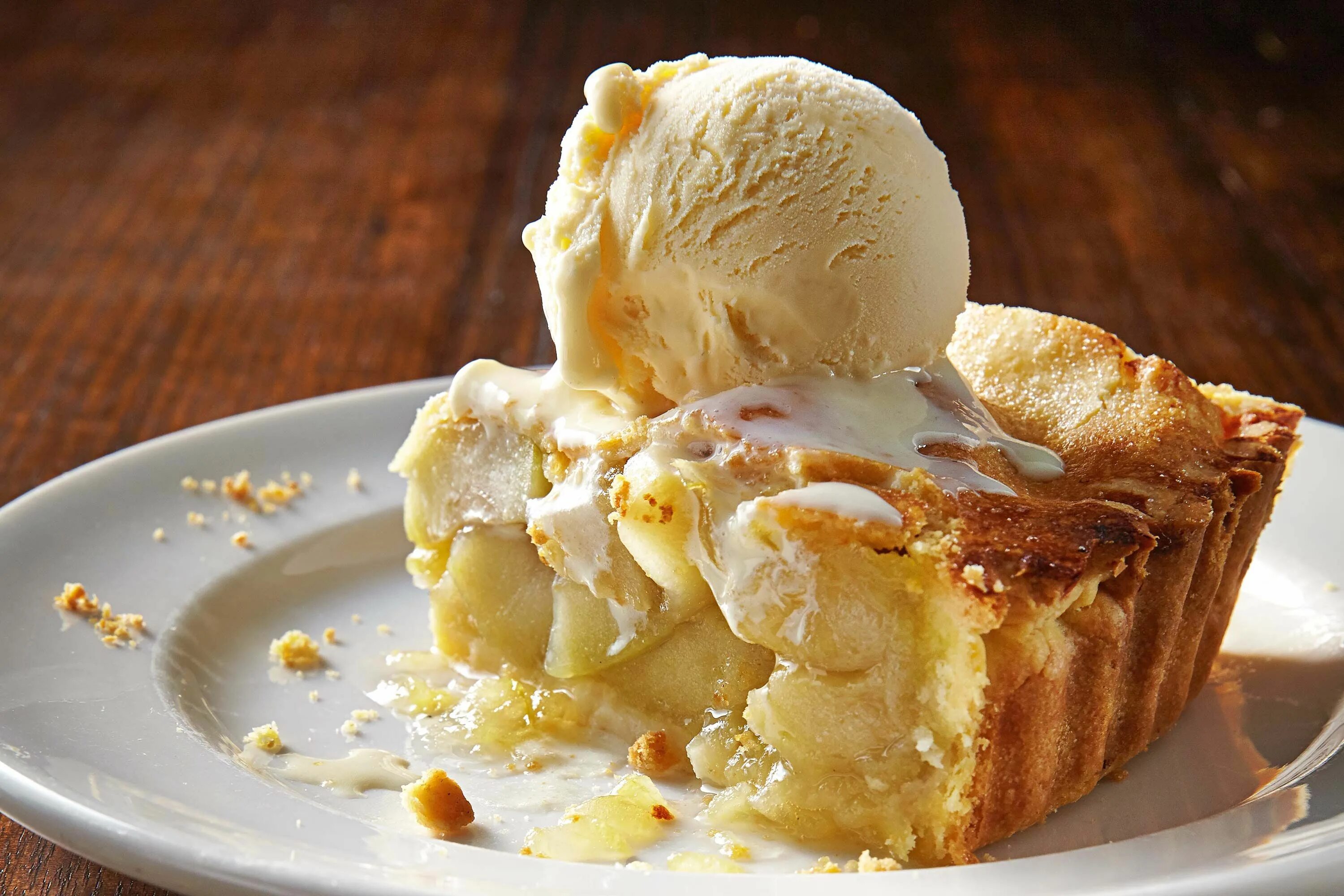 Шарлотка со сметаной пышная. Шарлотка с геркулесом и яблоками. Шарлотка с яблоками в духовке. Пирог с яблоками в духовке. Яблочный пирог эрленбахер.