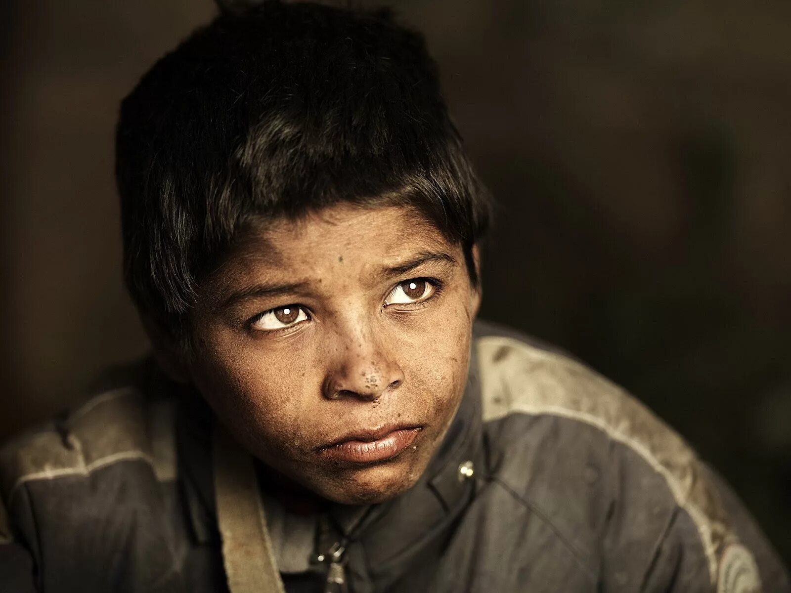 Poor children smile. Мальчишка в индийской чандре. Kehidupan. Poor boy. Мальчик сирота.