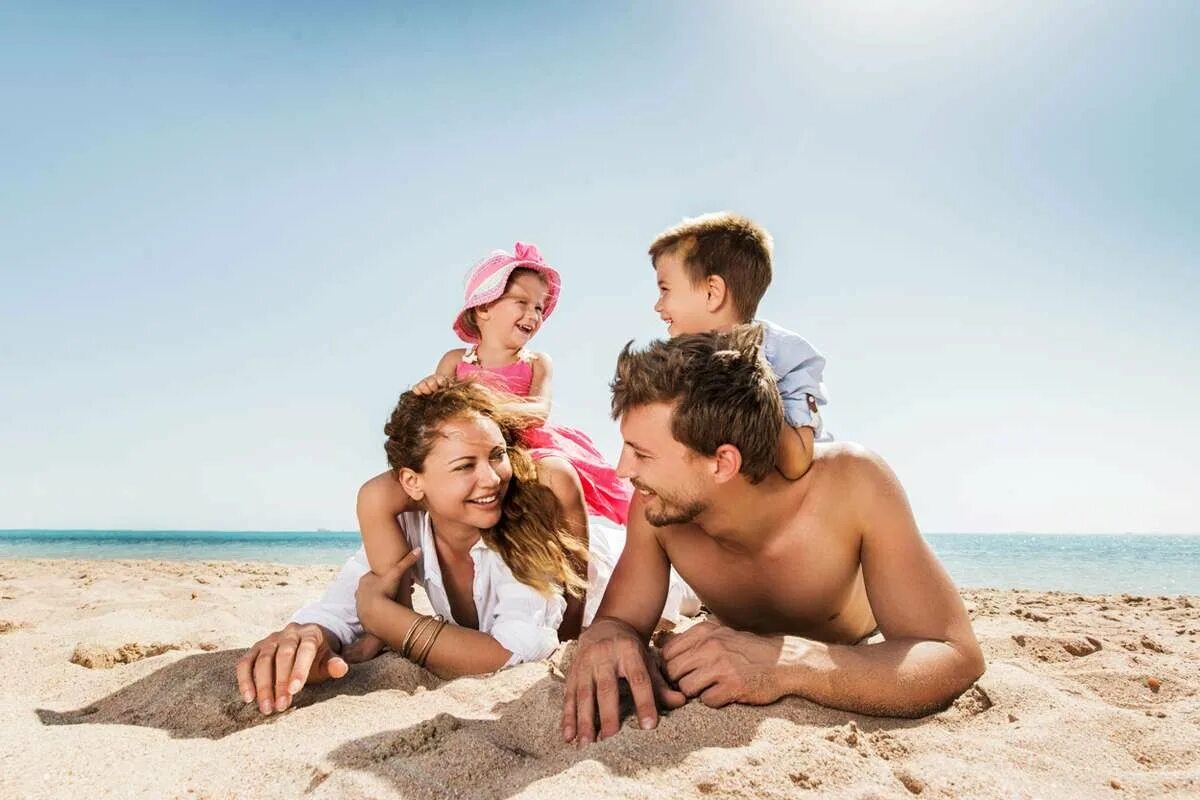 Фотография семейный отдых. Семья на море. Семья на пляже. Семья на отдыхе. Счастливая семья на море.