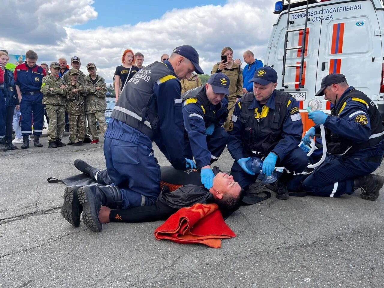 Волонтеры тагил. Спасатель водолаз МЧС. Учения водолазов спасателей на льду. Обучение населения спасателей. Спасатели МЧС фото водолазы.