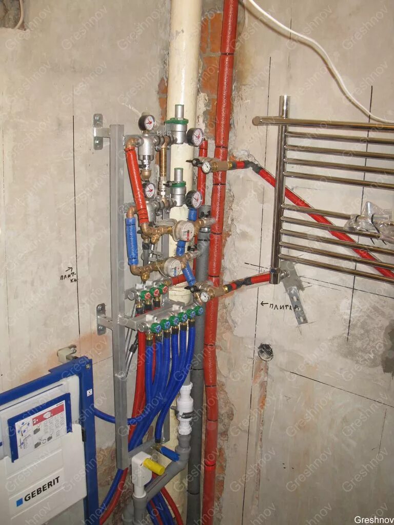 Монтаж сшитого полиэтилена рехау. Сшитый полиэтилен в каркасном доме. Сшитый полиэтилен в квартире. Монтаж сшитого полиэтилена рехау. Гребенка под сшитый полиэтилен 10.