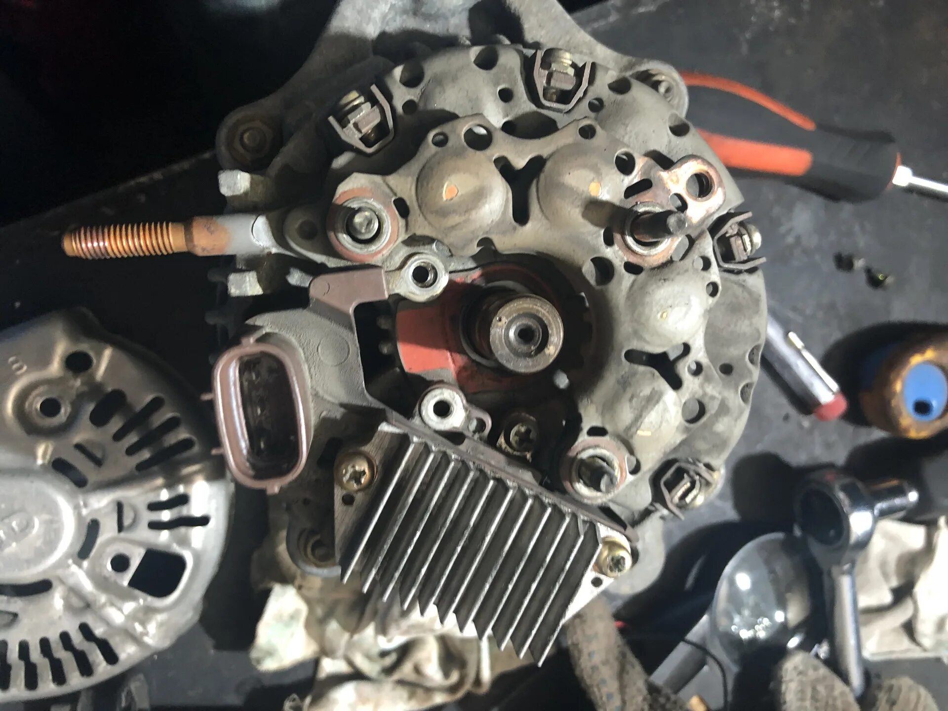 Генератор на холостых. График мощности генератора от оборотов. Напряжение холостого хода эквивалентного генератора uxx. Схема короткого замыкания синхронного генератора. Напруга на холостых ваз.