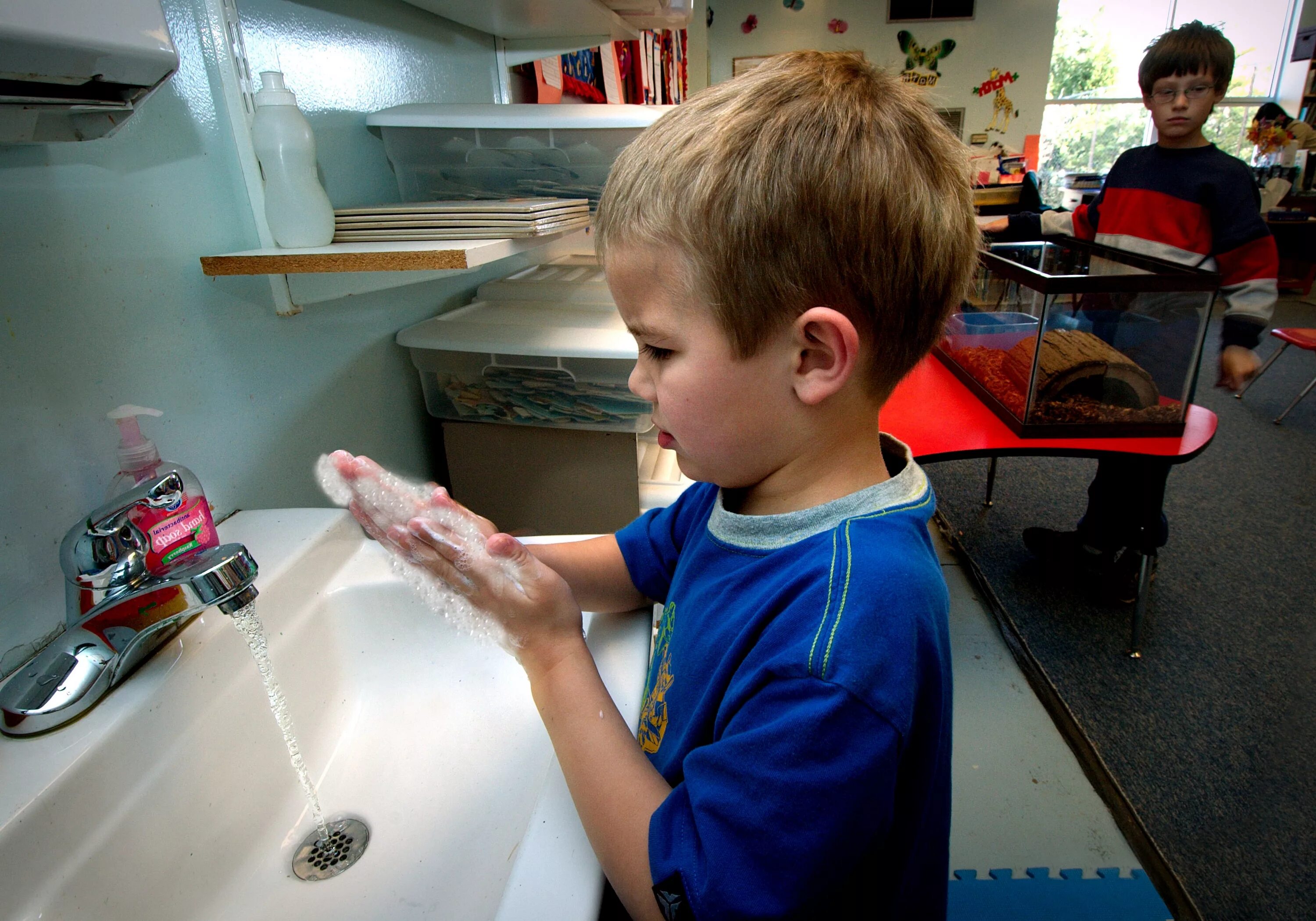 The children have washed. Ребенок умывается. Ребенок моет руки. Умываемся в детском саду. Дети умываются в детском саду.