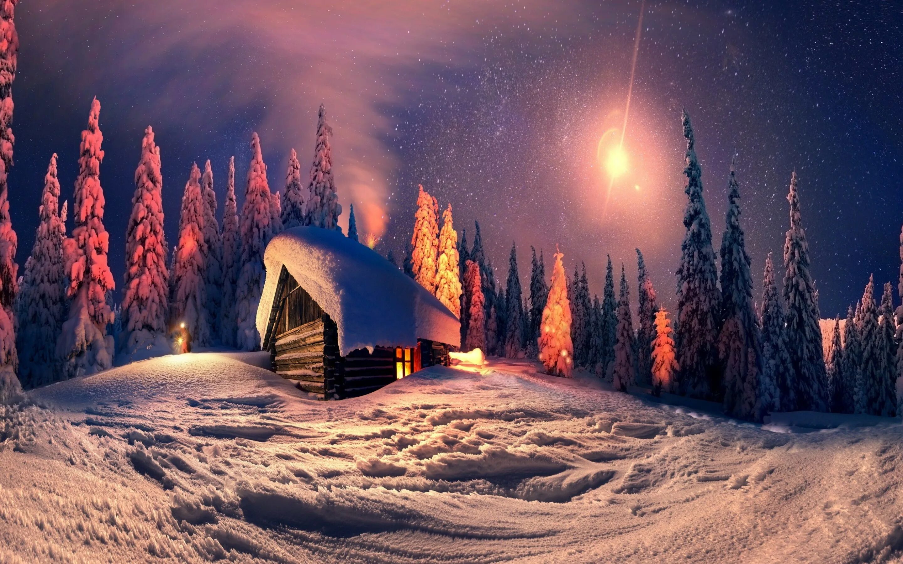 Избушка в зимнем лесу. В новогоднем лесу. Зимний ночной пейзаж. Заснеженный домик.