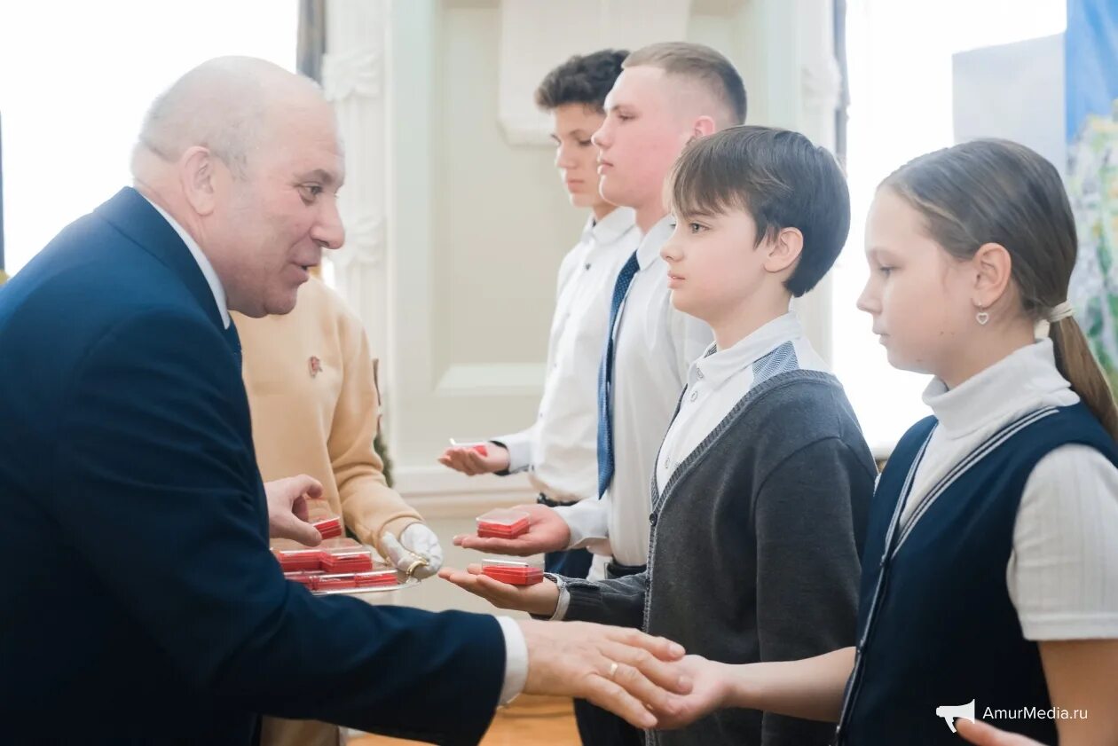 Вручение значков юнармейцам. Кравчук заместитель главы района Лазо.