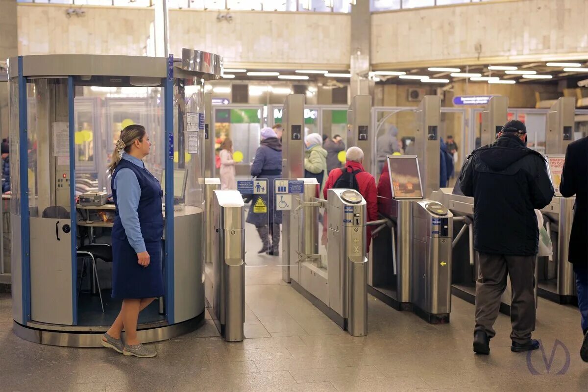 Сотрудники метро. Работа спб метрополитен для женщин. Билетный кассир в метрополитене в москве. Транспортная безопасность метрополитена спб. Работник метро.