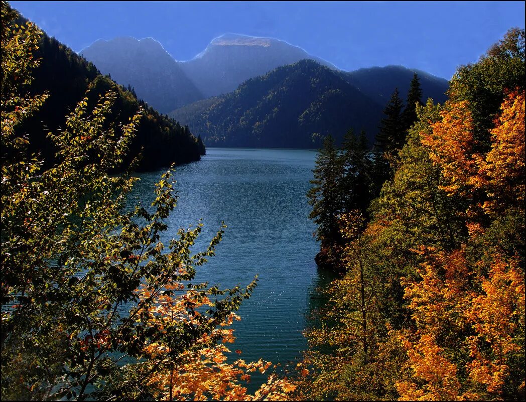 Времена года абхазия. Осенняя Абхазия Рица. Озеро Рица Абхазия осенью. Абхазия Рица осень. Озеро Рица Абхазия осенье.