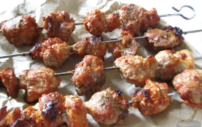 Шашлык из свинины в духовке сочная. Шашлык из свиной шеи в духовке. шашлык в духовке из свинины. маринад томатный для шашлыка из свинины. свиной шашлык в духовке.