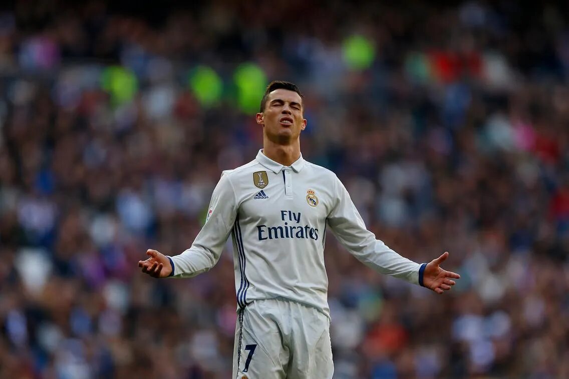 Ronaldo fifa. Cristiano Ronaldo золотой мяч. Роналду фото ФИФА. Роналду Старая ФИФА. Cristiano Ronaldo FIFA 23.