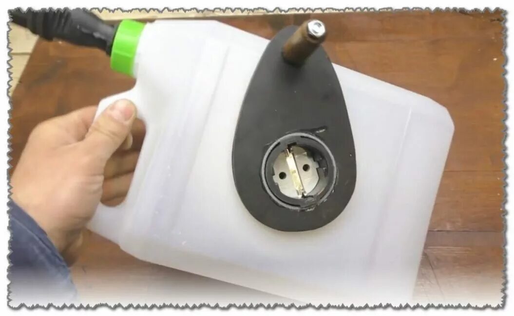 Удлинитель из канистры. Удлинитель из канистры. Удлинитель электрический из пластиковой канистры. Удлинитель из канистры. Катушка для удлинителя из канистры.