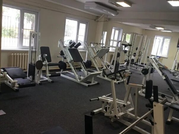 Подвальный спортзал. Спорткомплекс олимпийский пенза. Бассейн энигма пенза официальный. Черно желтый спортзал. Кокляев реальная качалка.