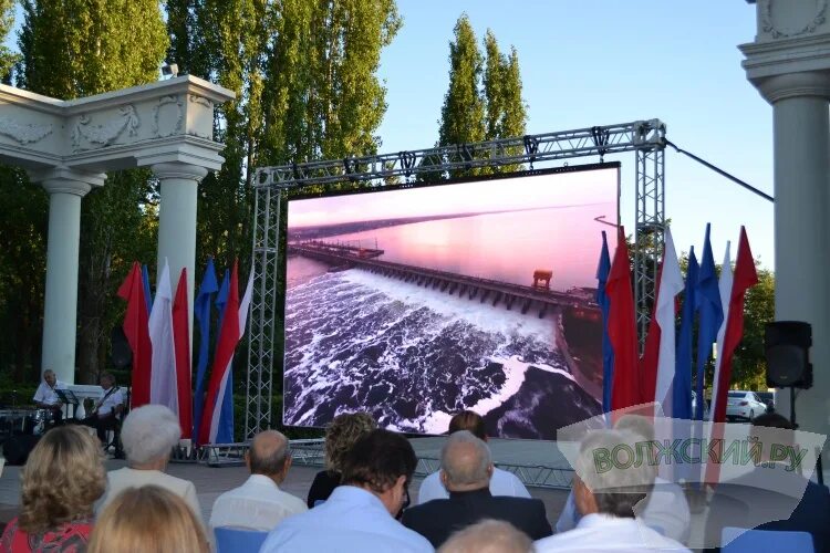 День города волжский 2024 когда кто приедет. Волжский день города 2022 ,показательные выступления у памятника. Волжский 2022. Директор парка новый город волжский. Натали концерт 2021.