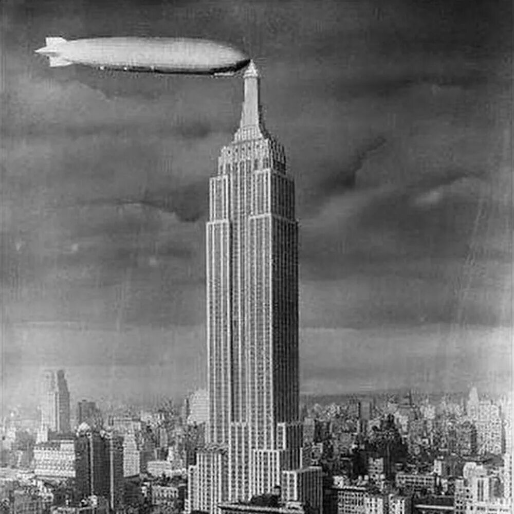 Первые высотные здания. Кинг Конг на Эмпайр Стейт Билдинг. Дирижабль Эмпайр Стейт Билдинг. Эмпайр-Стейт-Билдинг Нью-Йорк 1930. Небоскреб Эмпайр Стейт Билдинг в Нью-Йорке.