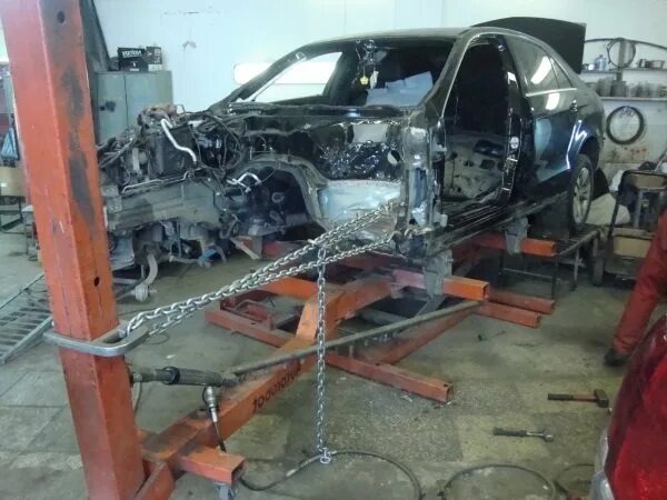 Стапель для вытяжки кузова. Рихтовка авто после аварии. Вытянуть кузов после дтп. Вытягивание кузова автомобиля. Вытяжка для кузова авто.