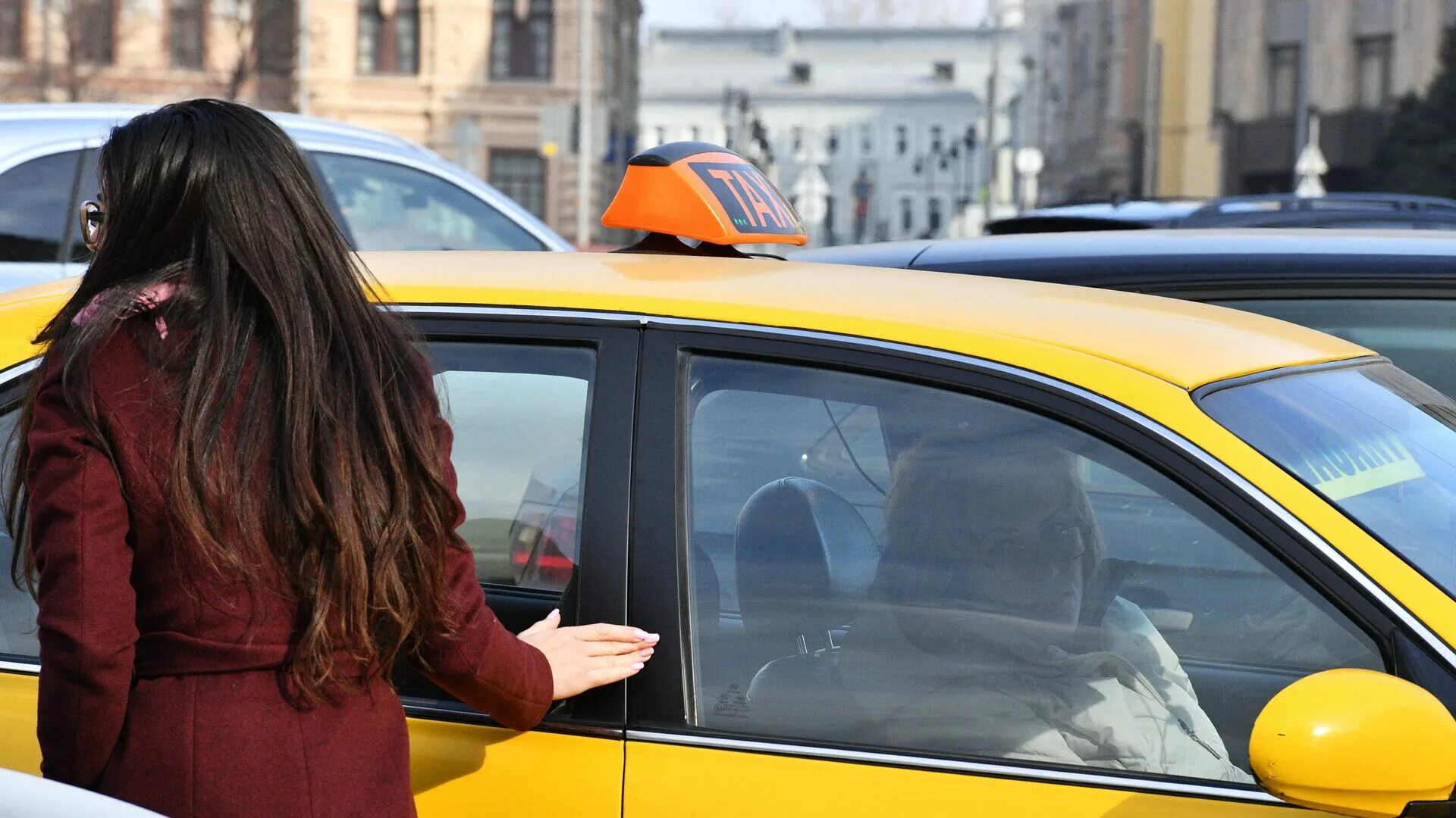 Вызвать девушку такси. Девушка в такси. Такси девочка. Красивая девушка в такси. Девушка возле такси.